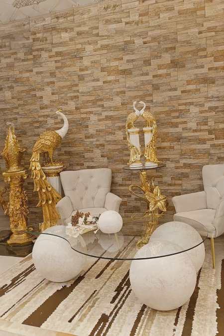 ⚪ طاولة فاخرة بسطح زجاجي وقواعد كروية